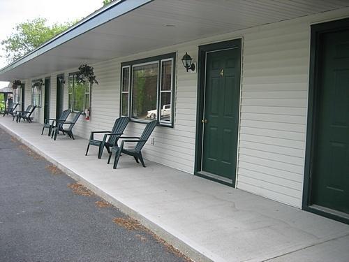 Spring Motor Inn Fort Edward Екстериор снимка